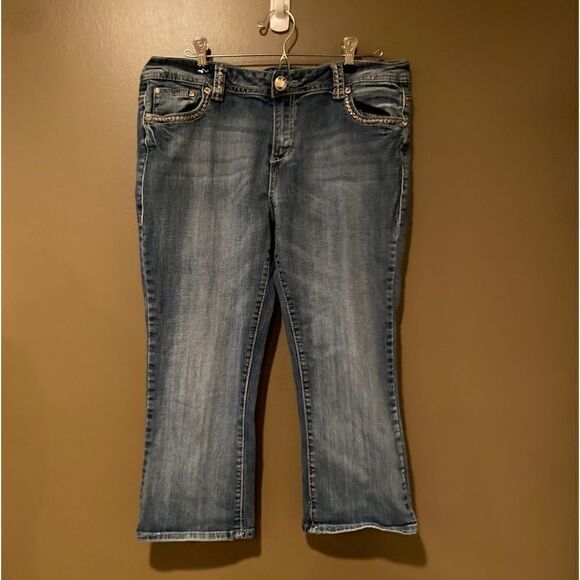 Grace in La Cropped Jeans - Picture 2 of 16